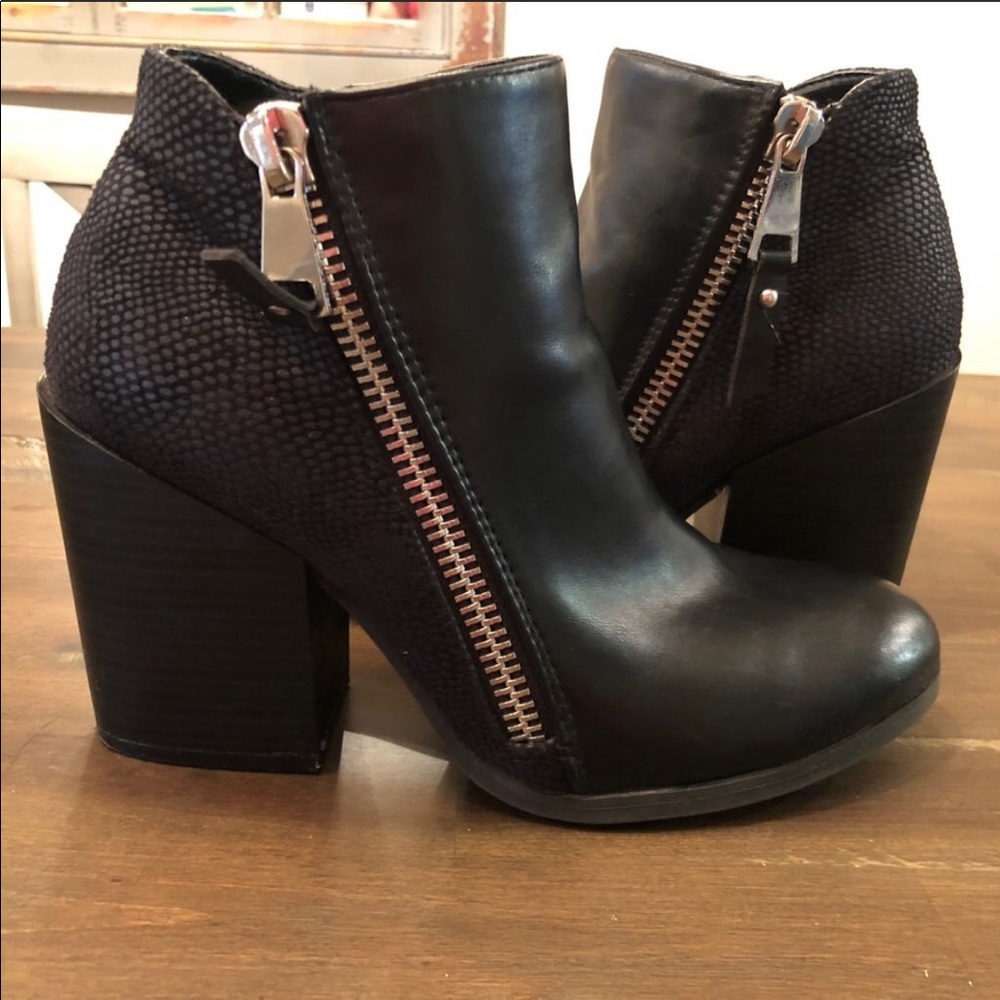 Qupid Black Zip-Up Ankle Boots